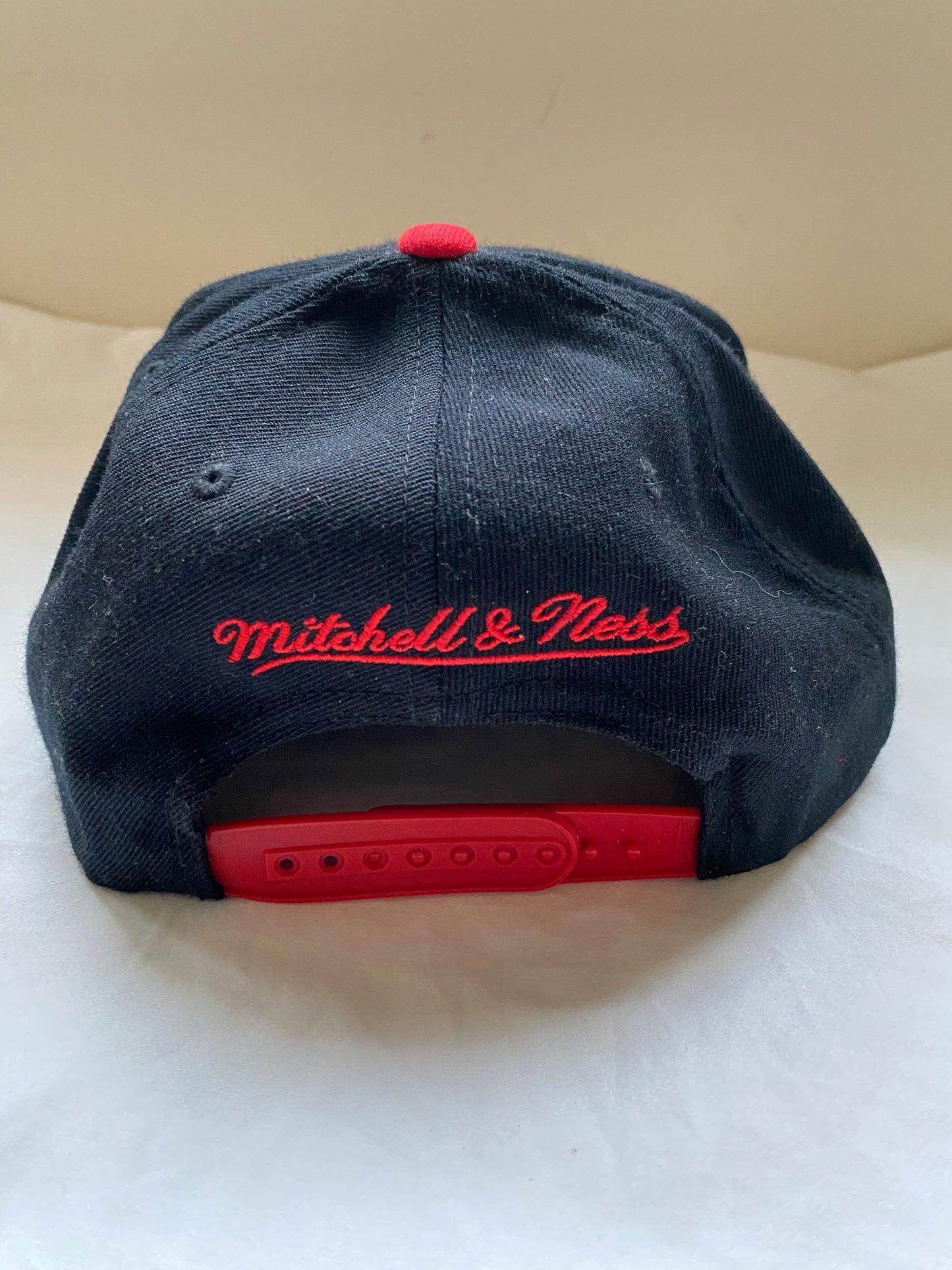 Black & Red Mitchell & Ness Chicago Bulls Hat